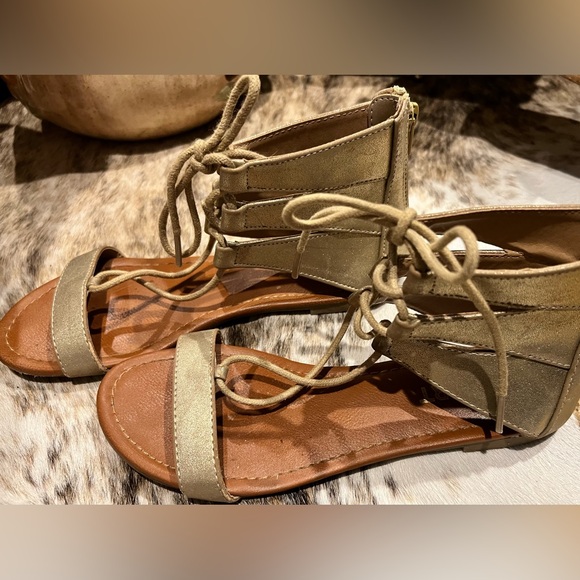 Report Gold Gladiator Sandalsl 6.5 - Picture 1 of 2